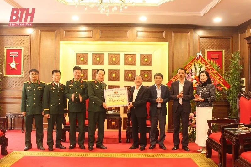 Phó Chủ tịch Thường trực HĐND tỉnh Lê Tiến Lam chúc mừng Viễn thông Viettel chi nhánh Thanh Hóa và Nhà máy Z111