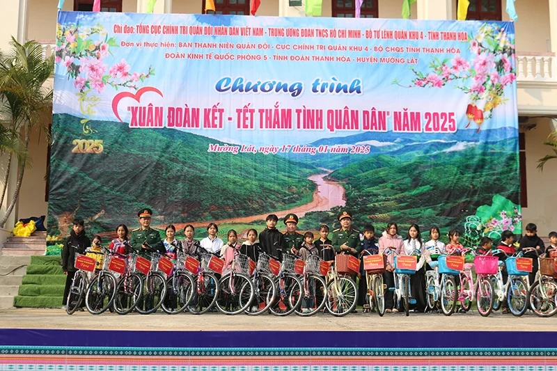 Chương trình “Xuân đoàn kết - Tết thắm tình quân dân” tại vùng biên Mường Lát