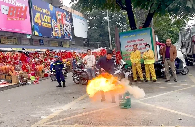 Tuyên truyền PCCC và CNCH tại các chợ trên địa bàn tỉnh dịp cận tết
