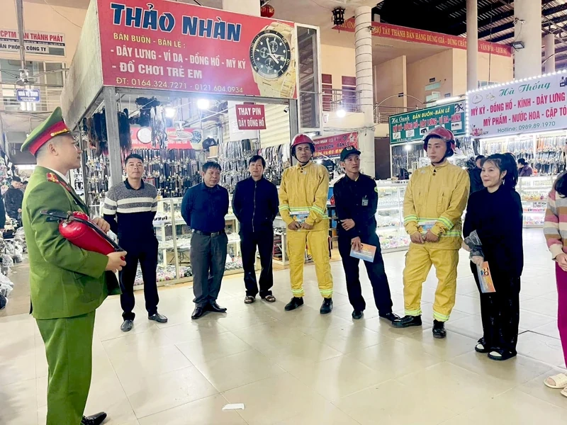 Tuyên truyền PCCC và CNCH tại các chợ trên địa bàn tỉnh dịp cận tết