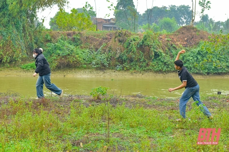 Độc đáo phiên chợ ném cà chua cầu may tại xứ Thanh