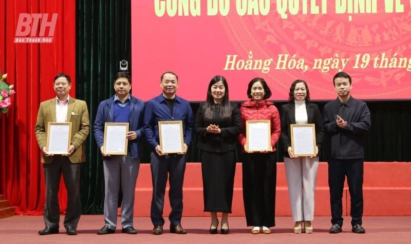 Huyện Hoằng Hóa công bố các quyết định về công tác tổ chức