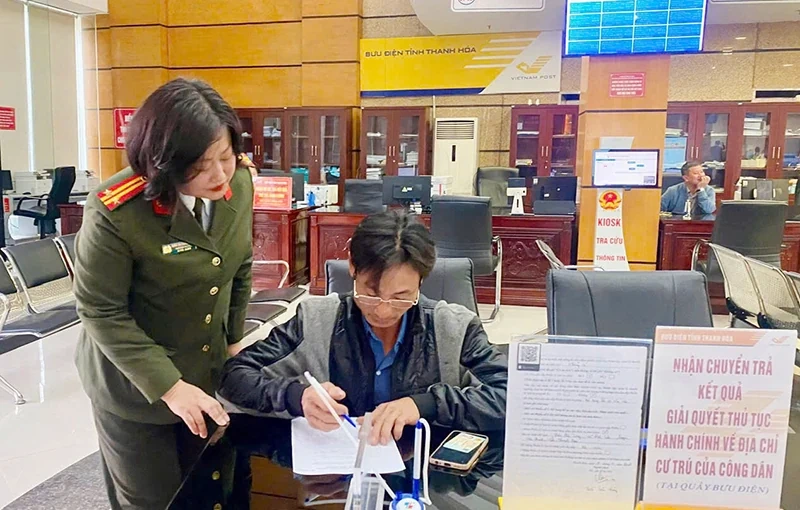 Người dân hài lòng khi được lực lượng Công an hướng dẫn thủ tục cấp Phiếu lý lịch tư pháp