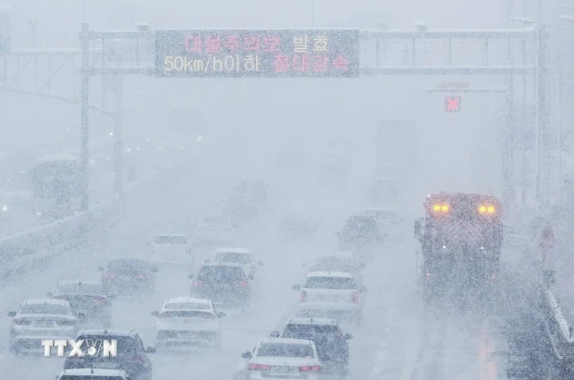 Tuyết rơi dày bất thường gián đoạn giao thông ở Hàn Quốc
