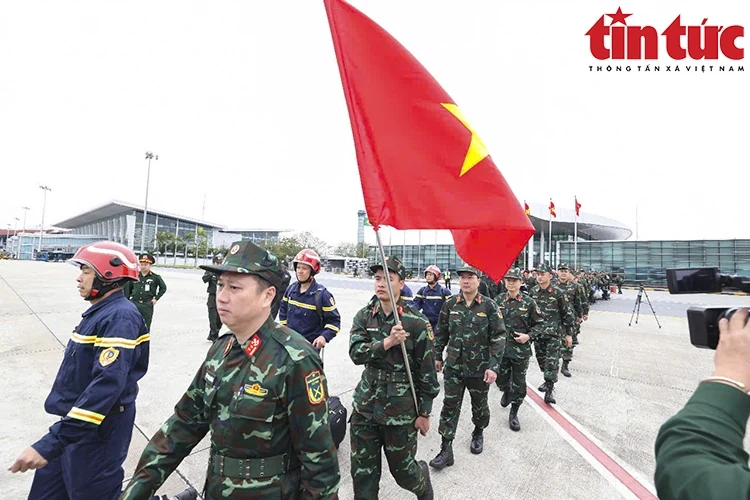 Hình ảnh 80 quân nhân Việt Nam lên đường sang Myanmar khắc phục hậu quả động đất