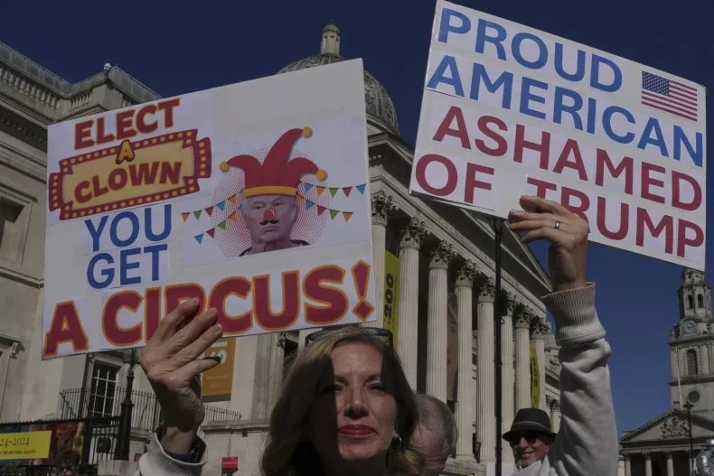 Biểu tình phản đối tổng thống Mỹ lan rộng khắp châu Âu