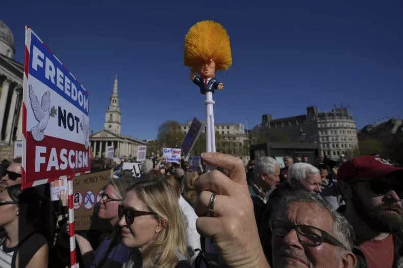 Biểu tình phản đối tổng thống Mỹ lan rộng khắp châu Âu