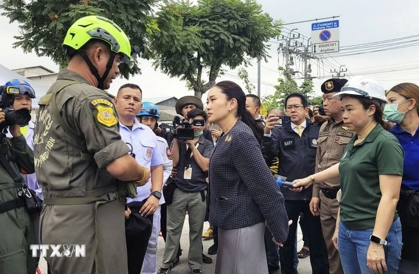 Thủ tướng Thái Lan thăm gia đình các công nhân của vụ sập tòa nhà 30 tầng