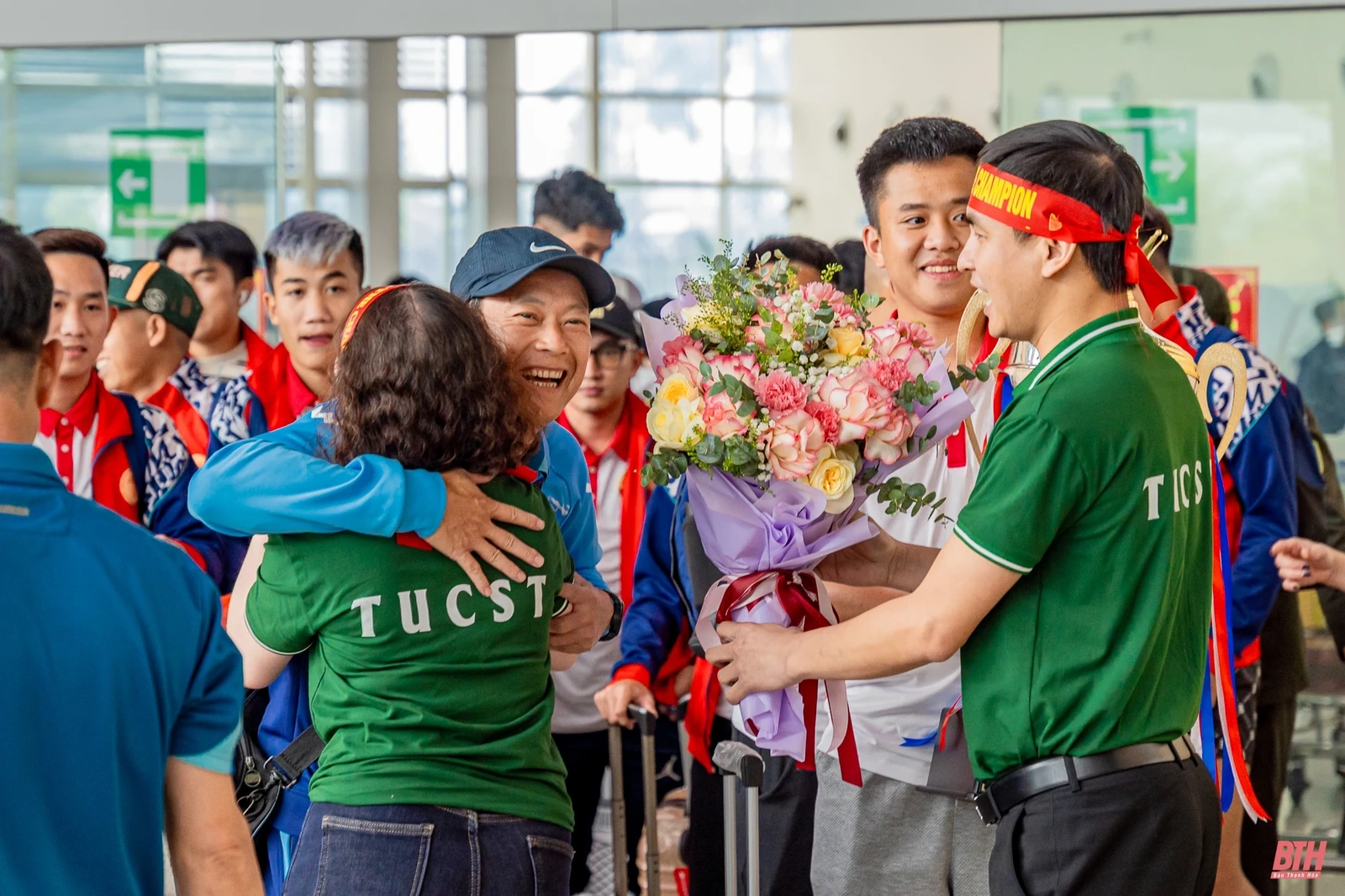 Đón chào nhà vô địch Thanh Niên sinh viên quốc tế khải hoàn ca