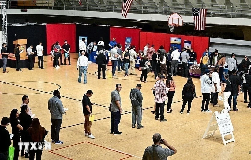 Tòa án Tối cao Mỹ dừng lệnh khôi phục việc làm cho nhân viên thử việc