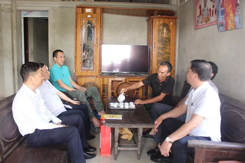 Thăm hỏi, tặng quà người khuyết tật huyện Hà Trung