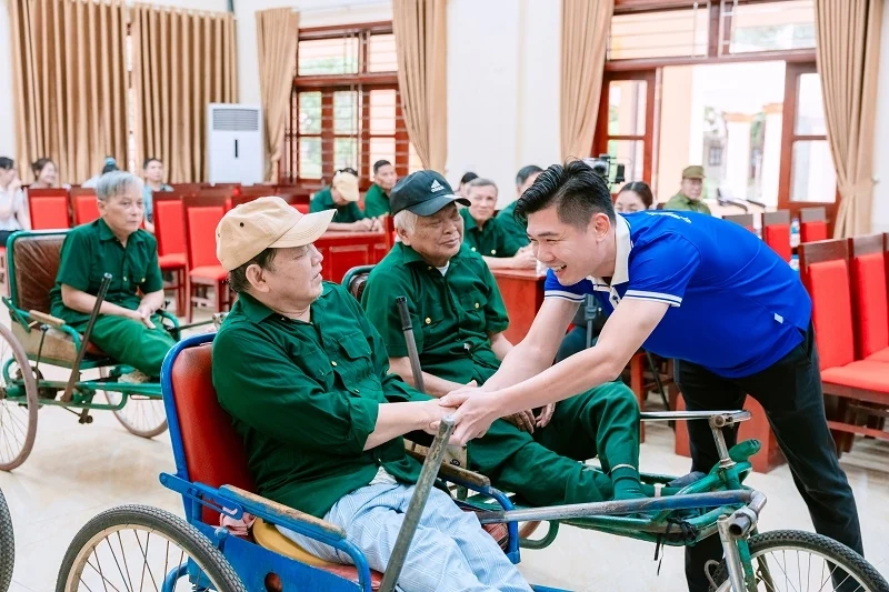 Vinamilk thăm hỏi, tri ân thương binh, người có công nhân kỷ niệm 50 năm thống nhất đất nước