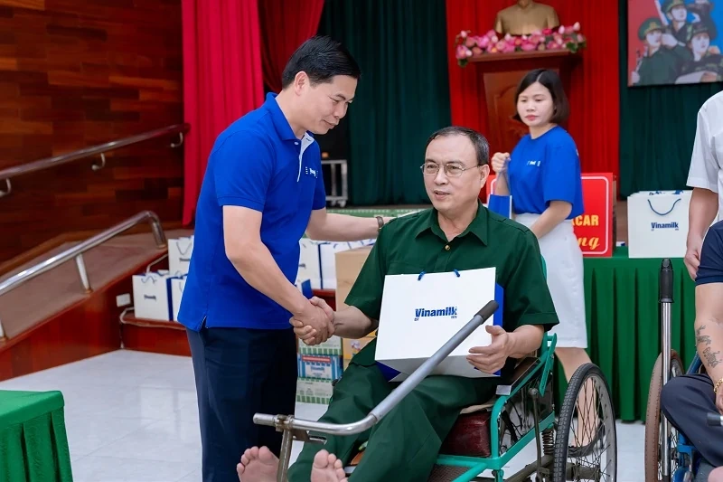 Vinamilk thăm hỏi, tri ân thương binh, người có công nhân kỷ niệm 50 năm thống nhất đất nước