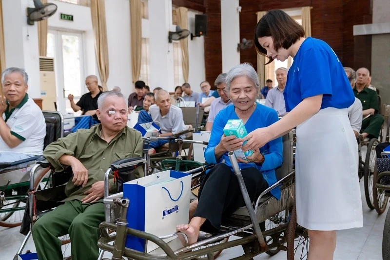 Vinamilk thăm hỏi, tri ân thương binh, người có công nhân kỷ niệm 50 năm thống nhất đất nước