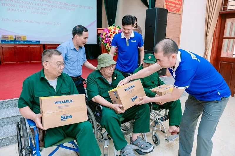 Vinamilk thăm hỏi, tri ân thương binh, người có công nhân kỷ niệm 50 năm thống nhất đất nước
