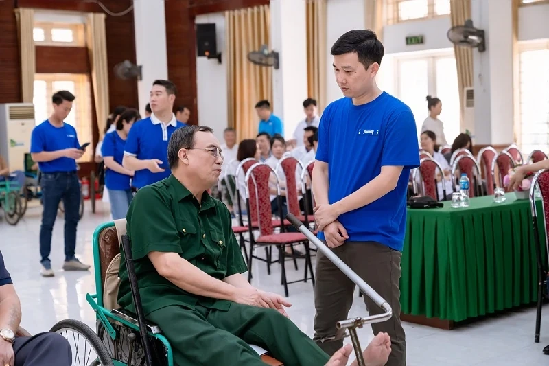 Vinamilk thăm hỏi, tri ân thương binh, người có công nhân kỷ niệm 50 năm thống nhất đất nước