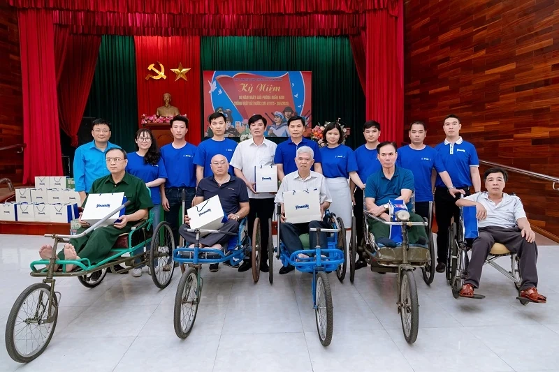 Vinamilk thăm hỏi, tri ân thương binh, người có công nhân kỷ niệm 50 năm thống nhất đất nước