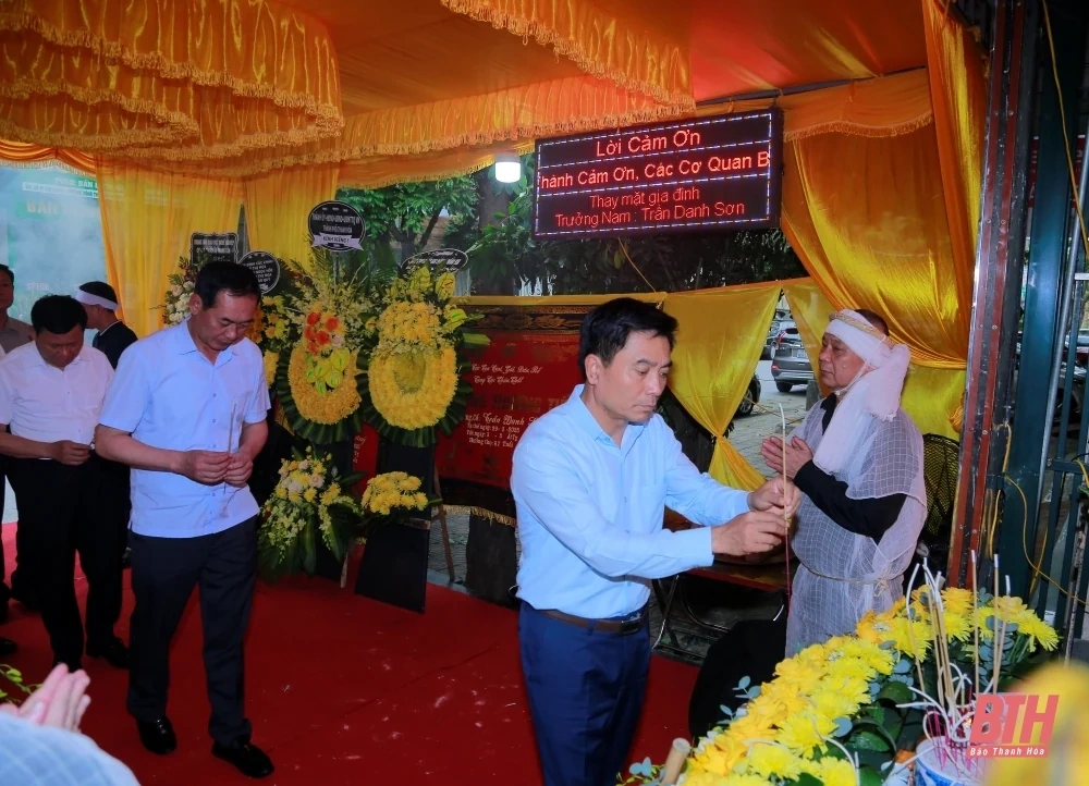 Các đồng chí lãnh đạo tỉnh viếng đồng chí Trần Đình Lăng, nguyên Phó Chủ tịch Thường trực UBND tỉnh