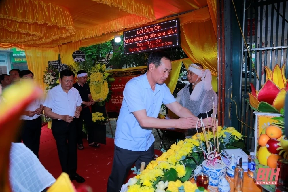 Các đồng chí lãnh đạo tỉnh viếng đồng chí Trần Đình Lăng, nguyên Phó Chủ tịch Thường trực UBND tỉnh