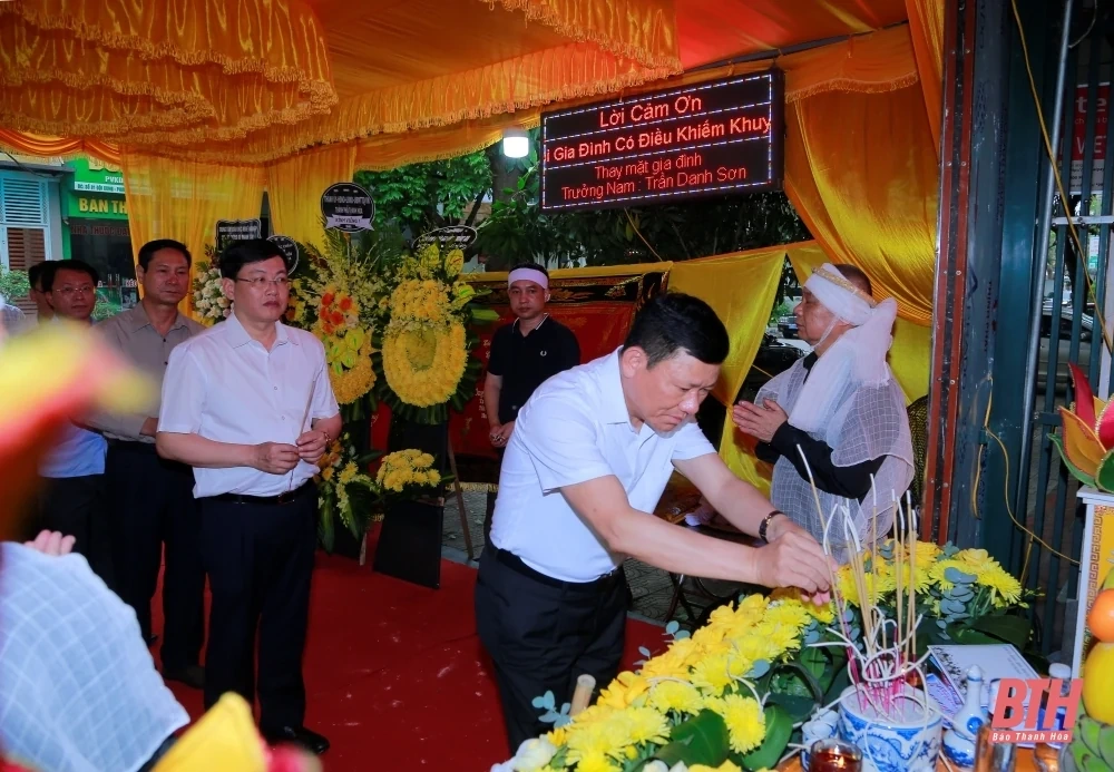 Các đồng chí lãnh đạo tỉnh viếng đồng chí Trần Đình Lăng, nguyên Phó Chủ tịch Thường trực UBND tỉnh