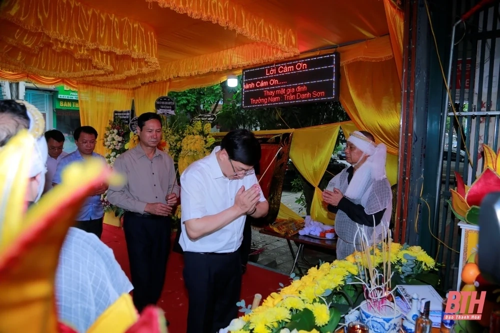 Các đồng chí lãnh đạo tỉnh viếng đồng chí Trần Đình Lăng, nguyên Phó Chủ tịch Thường trực UBND tỉnh