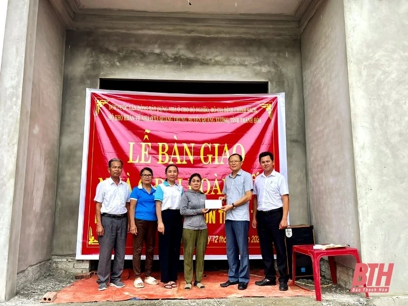 Bàn giao nhà đại đoàn kết cho hộ nghèo