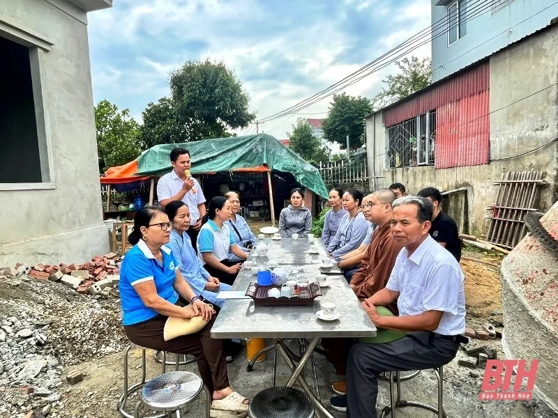 Bàn giao nhà đại đoàn kết cho hộ nghèo