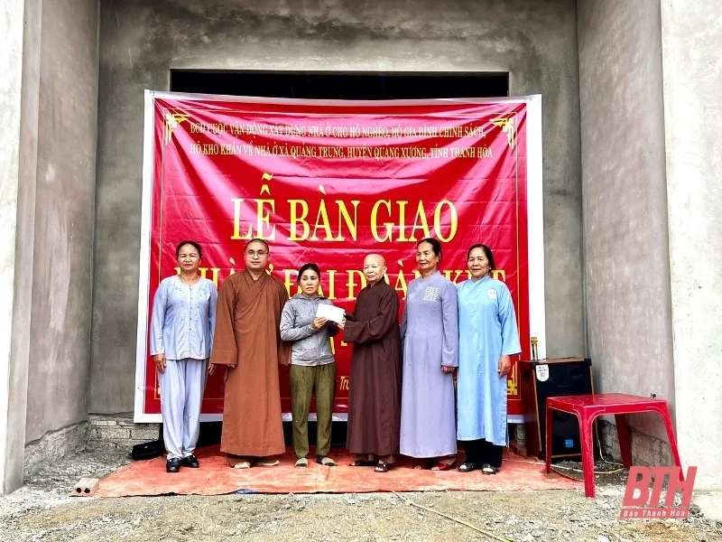 Bàn giao nhà đại đoàn kết cho hộ nghèo