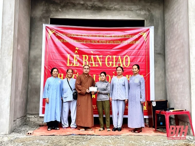 Bàn giao nhà đại đoàn kết cho hộ nghèo