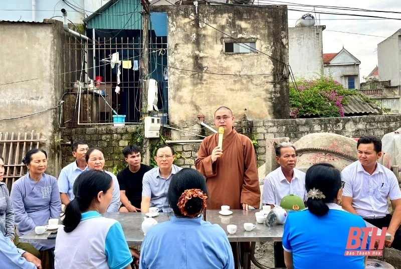 Bàn giao nhà đại đoàn kết cho hộ nghèo