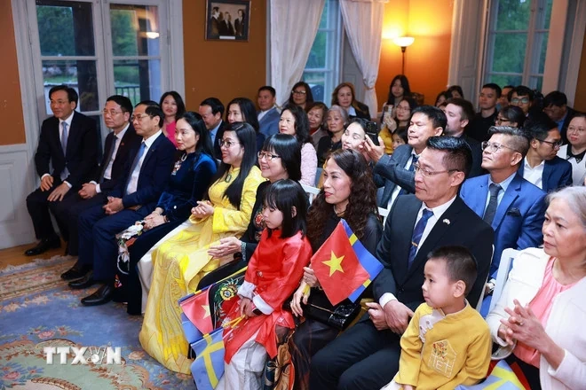 Bà con làm việc, đóng góp tại Thụy Điển cũng như làm việc, đóng góp tại Việt Nam”