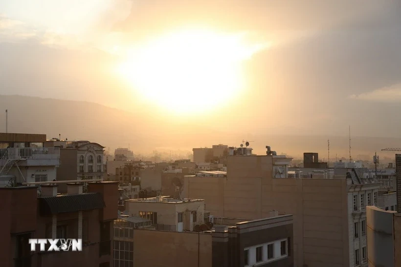 Nhiều nước đóng cửa không phận, các hãng hàng không chuyển hướng bay khỏi Iran