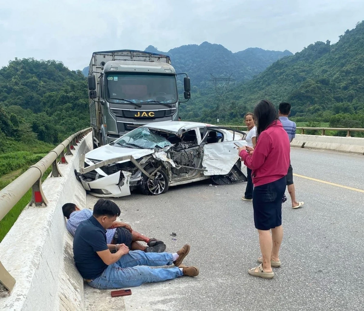 Xe tải đâm xe con trên đường Hồ Chí Minh, 1 người tử vong