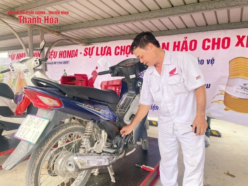 Hơn 300 công nhân được bảo dưỡng, thay dầu xe máy miễn phí