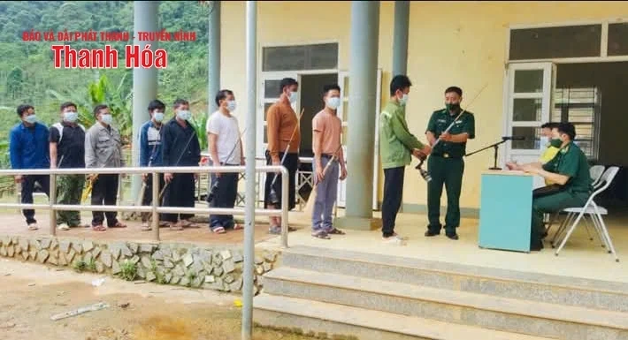 Nhân dân 2 xã Pù Nhi, Nhi Sơn tự giác giao nộp 57 khẩu súng săn, súng tự chế