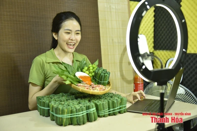 Cô gái gen Z đưa nem chua xứ Thanh “lên sóng”