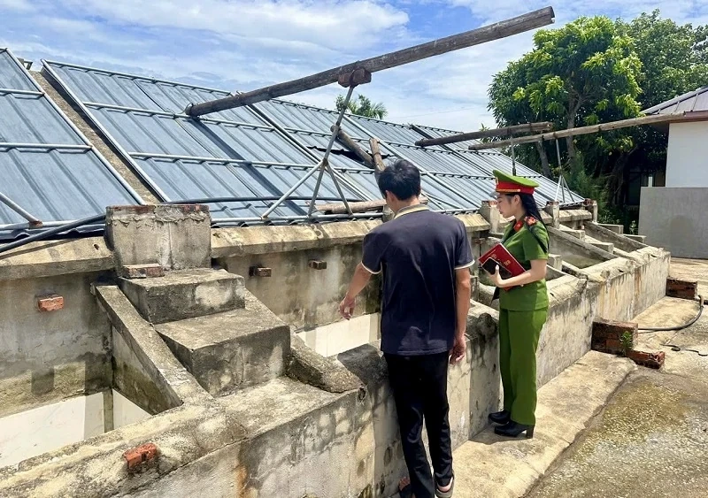 Công an Thanh Hóa vào cuộc, xác minh vụ hàng loạt chai nước mắm bị vứt bỏ bên đường
