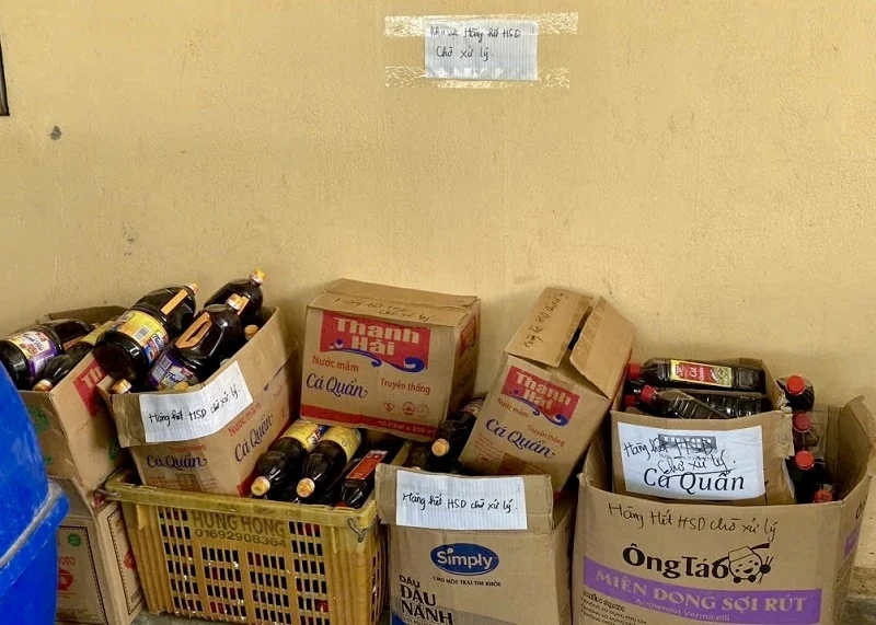 Công an Thanh Hóa vào cuộc, xác minh vụ hàng loạt chai nước mắm bị vứt bỏ bên đường