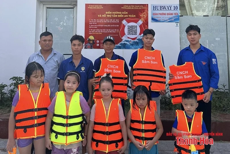 Sầm Sơn triển khai mô hình điểm hướng dẫn và hỗ trợ tắm biển an toàn