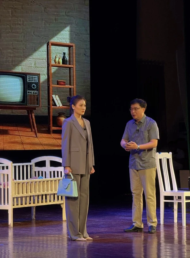 Á hậu Phương Thanh lần đầu thử sức với sân khấu kịch chuyên nghiệp