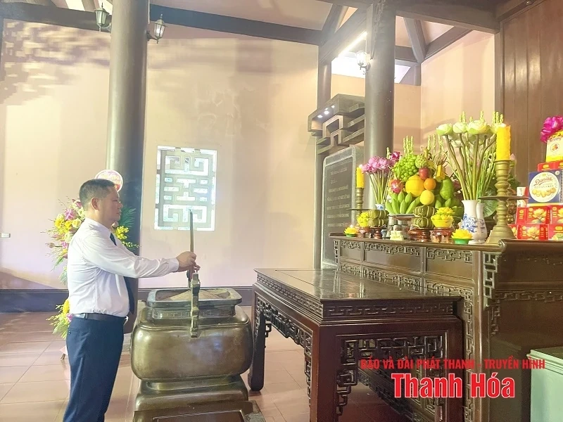 Đoàn đại biểu Sở Văn hóa, Thể thao và Du lịch dâng hương tưởng niệm Chủ tịch Hồ Chí Minh