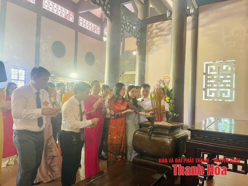 Đoàn đại biểu Sở Văn hóa, Thể thao và Du lịch dâng hương tưởng niệm Chủ tịch Hồ Chí Minh