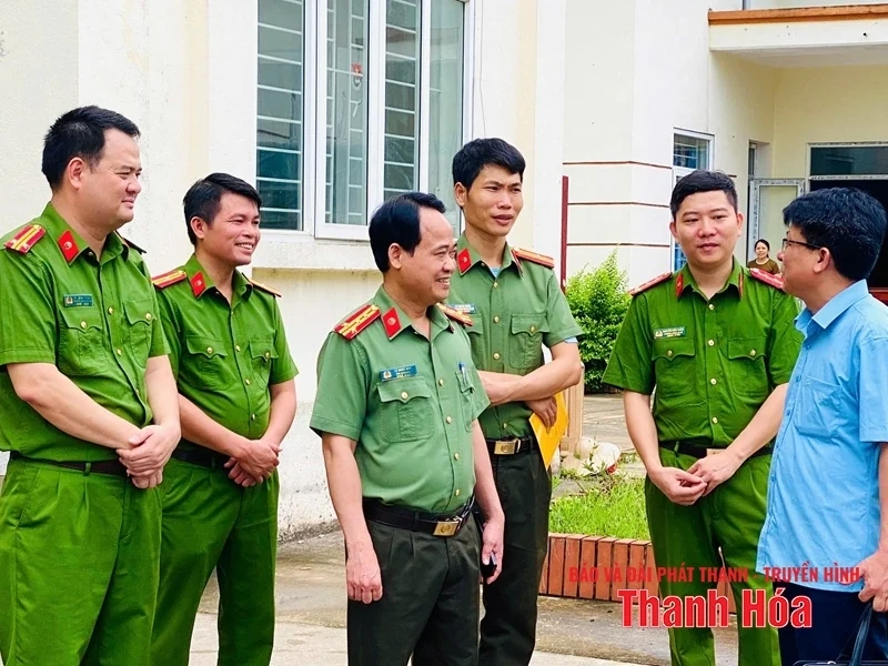 Công an 166 phường, xã ra quân hướng dẫn thủ tục hành chính trong ngày đầu vận hành chính quyền địa phương 2 cấp