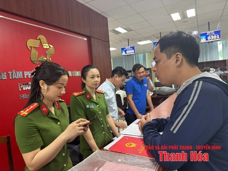 Công an 166 phường, xã ra quân hướng dẫn thủ tục hành chính trong ngày đầu vận hành chính quyền địa phương 2 cấp