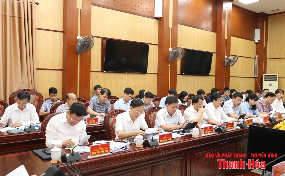 Thảo luận, cho ý kiến vào một số tờ trình về việc ban hành nghị quyết thực hiện mục tiêu phát triển kinh tế - xã hội