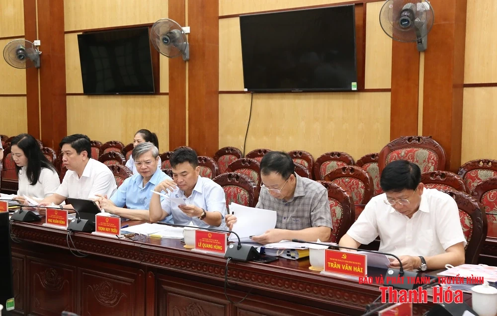 Thảo luận, cho ý kiến vào một số tờ trình về việc ban hành nghị quyết thực hiện mục tiêu phát triển kinh tế - xã hội