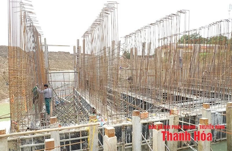 Khẩn trương thi công công trình đê điều phòng, chống thiên tai