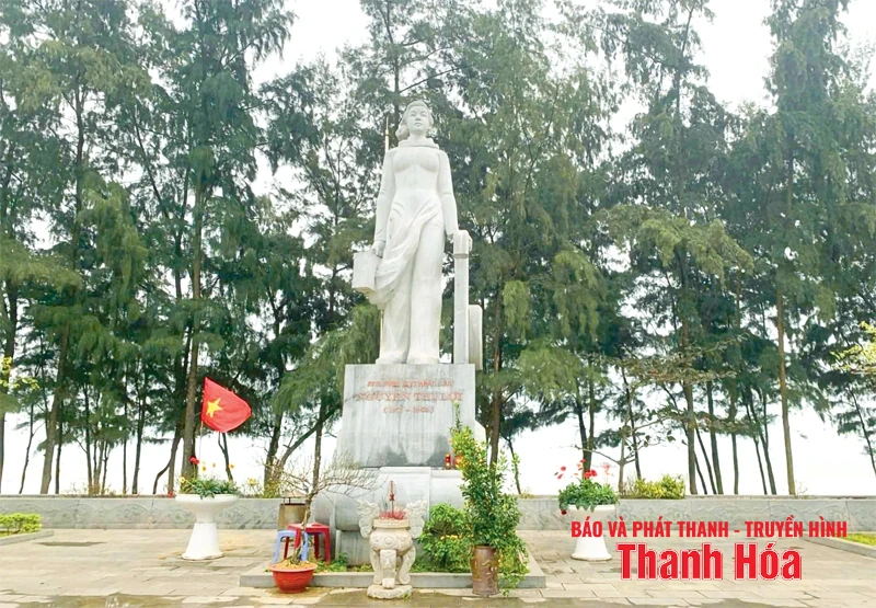 Người “tạc hồn” nơi sóng biển khơi