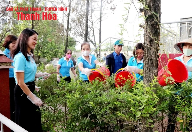 Ra quân vệ sinh môi trường khu vực Nhà bia tưởng niệm liệt sĩ