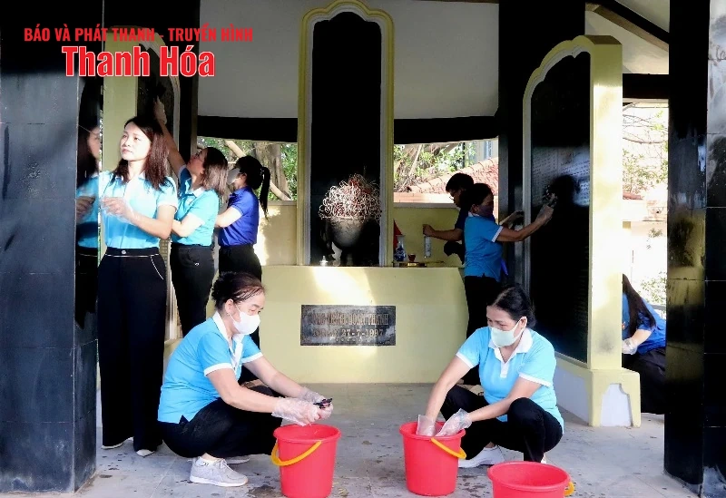 Ra quân vệ sinh môi trường khu vực Nhà bia tưởng niệm liệt sĩ